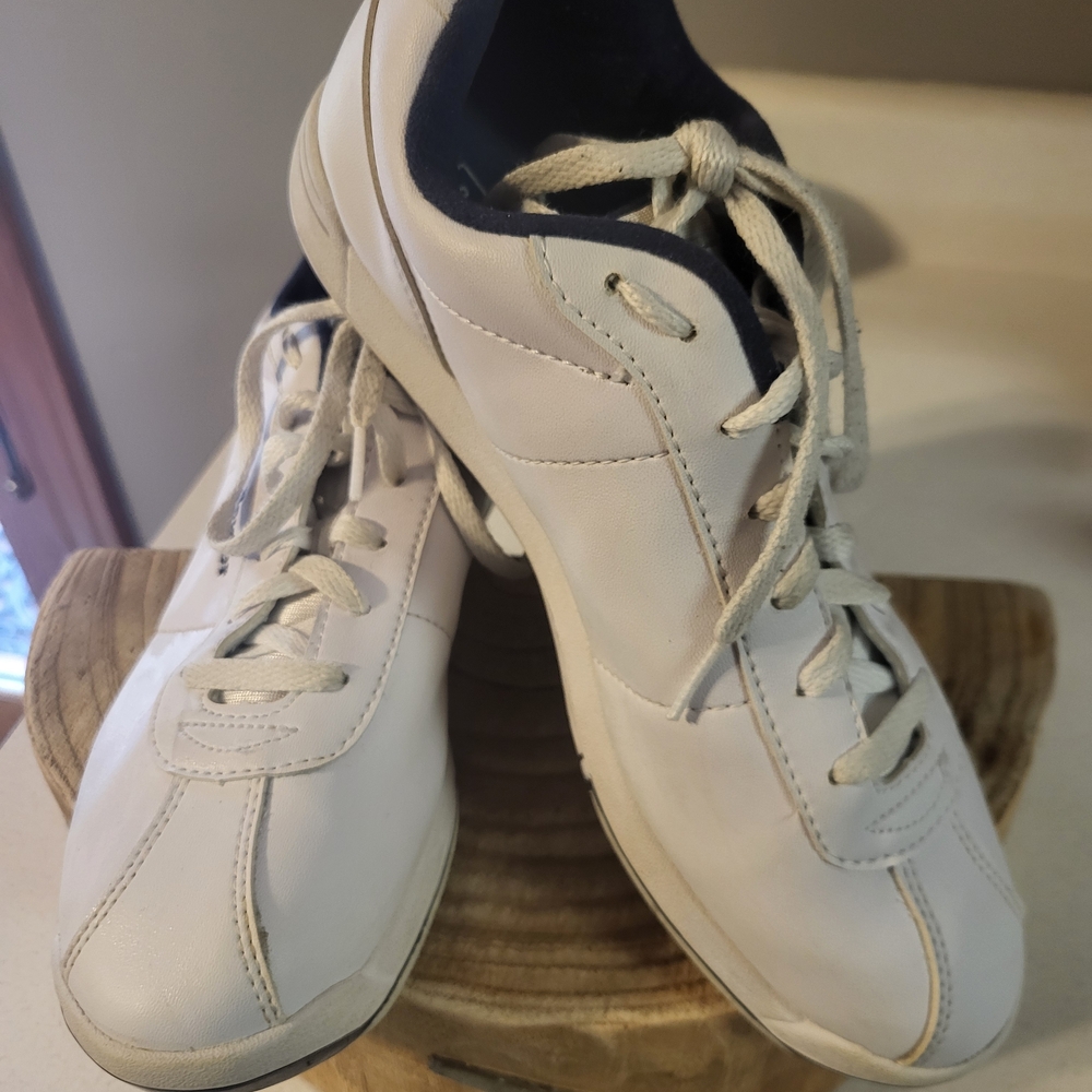Dexter Women’s 10M Bess Athletic Bowling Shoes White Lace Up B4421-8